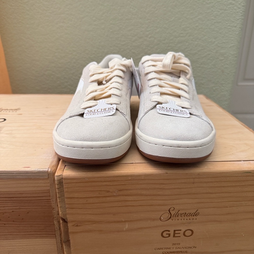 Skechers Sport Court 92 model featuring the SKECHERS SKX heritage logo.